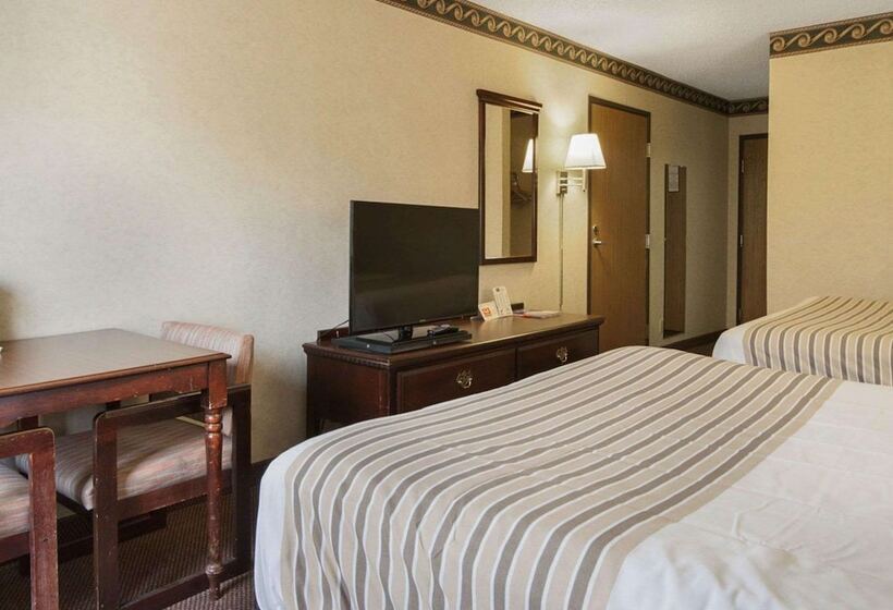 هتل Econo Lodge Inn & Suites
