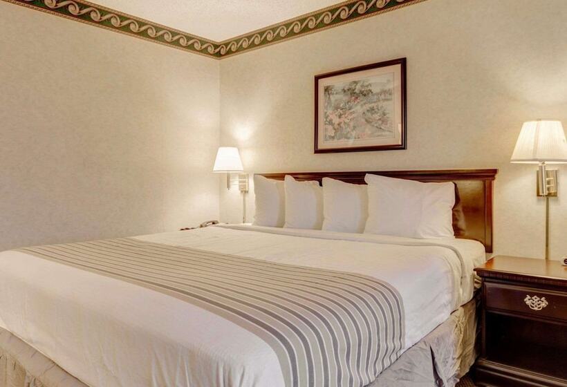 هتل Econo Lodge Inn & Suites
