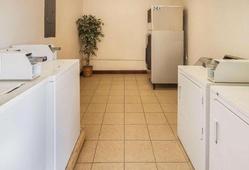 هتل Econo Lodge Inn & Suites