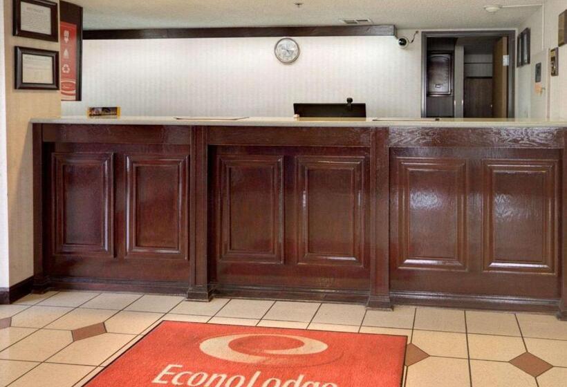 هتل Econo Lodge Inn & Suites