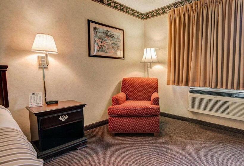 هتل Econo Lodge Inn & Suites