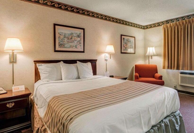 هتل Econo Lodge Inn & Suites