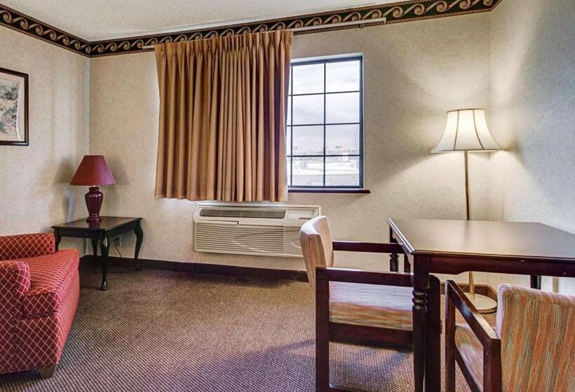 هتل Econo Lodge Inn & Suites