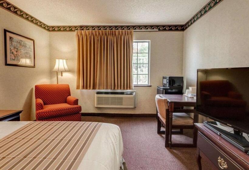 هتل Econo Lodge Inn & Suites