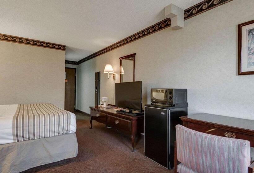 هتل Econo Lodge Inn & Suites