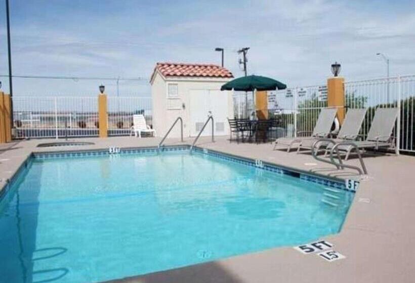 هتل Econo Lodge Inn & Suites