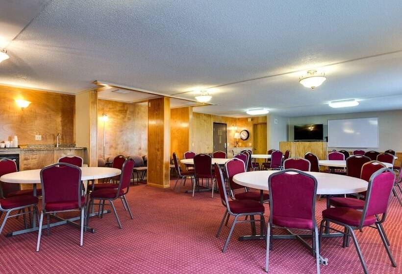 Hotel Fireside Inn & Suites