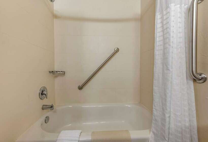 هتل Quality Inn