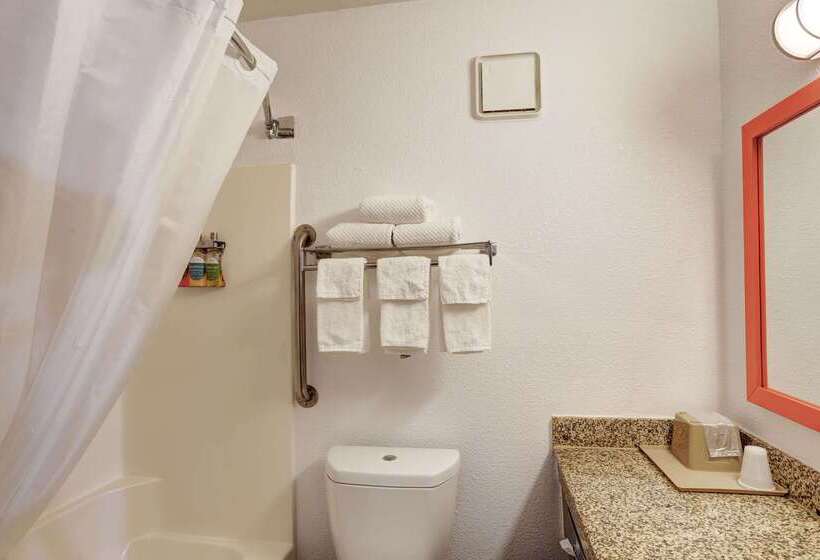 فندق Quality Inn Pierrefort Pierre