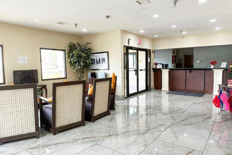 هتل Rodeway Inn & Suites