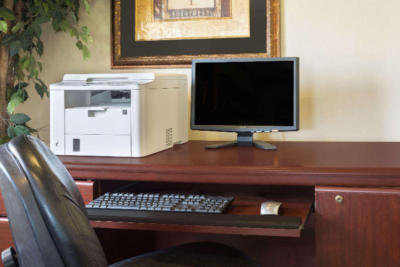 هتل Rodeway Inn & Suites