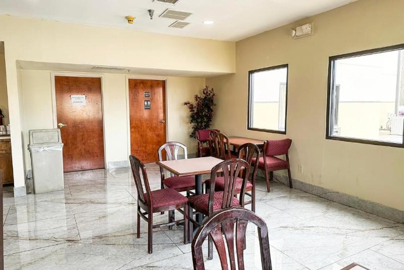 هتل Rodeway Inn & Suites
