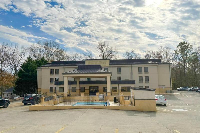هتل Rodeway Inn & Suites