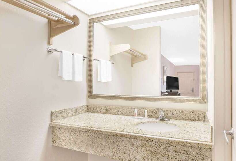هتل Super 8 By Wyndham Corpus Christi