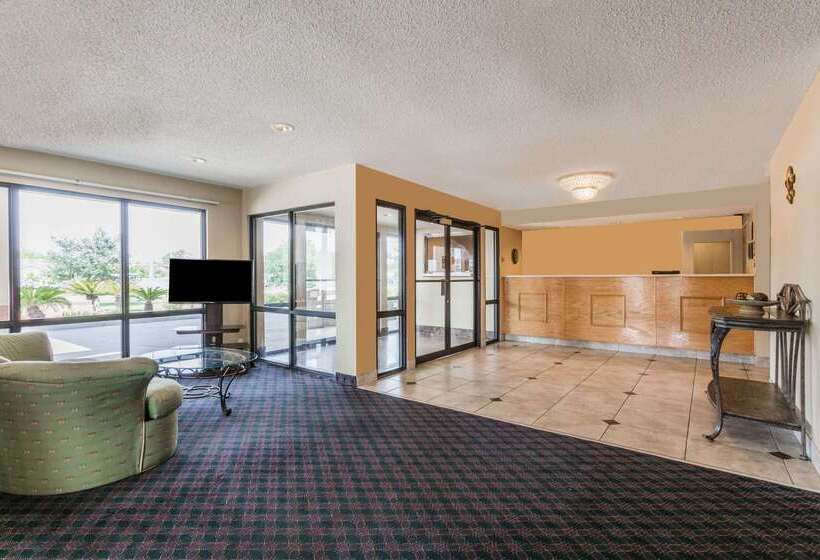 فندق Super 8 By Wyndham Slidell