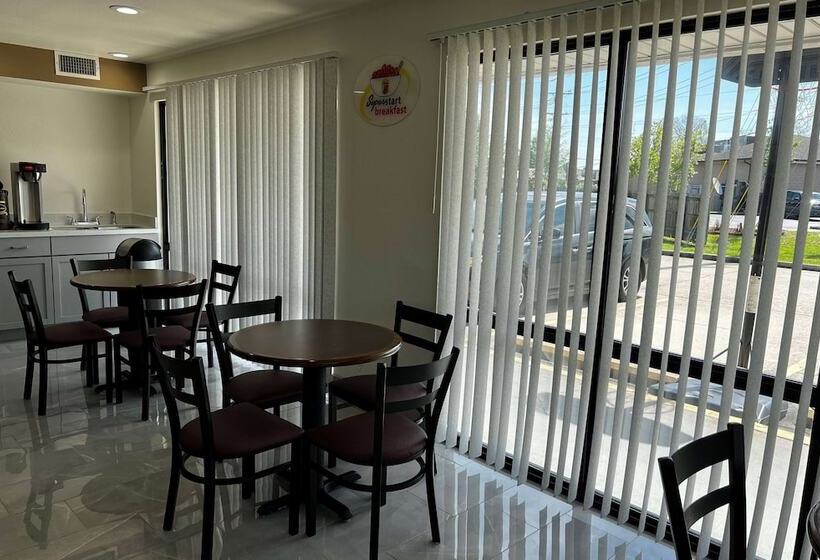 فندق Super 8 By Wyndham Slidell