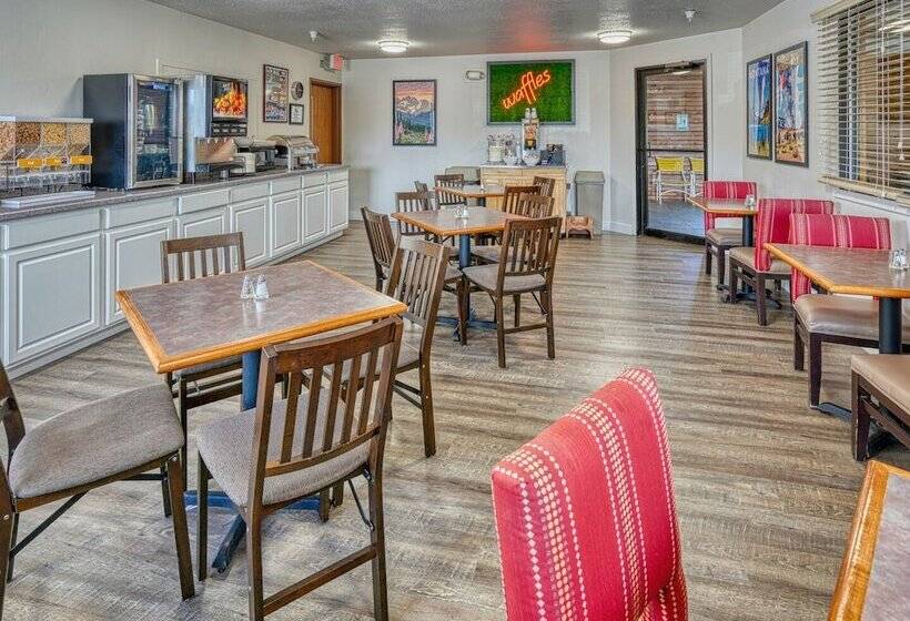 فندق Yellowstone River Inn & Suites