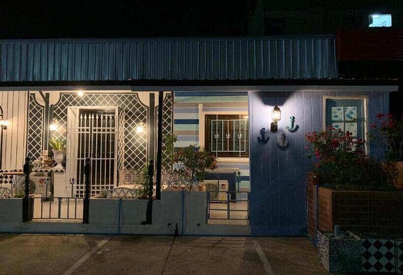 هاستل At Night
