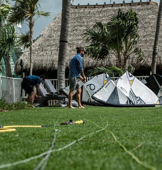 فندق Grassy Flats Resort & Beach Club