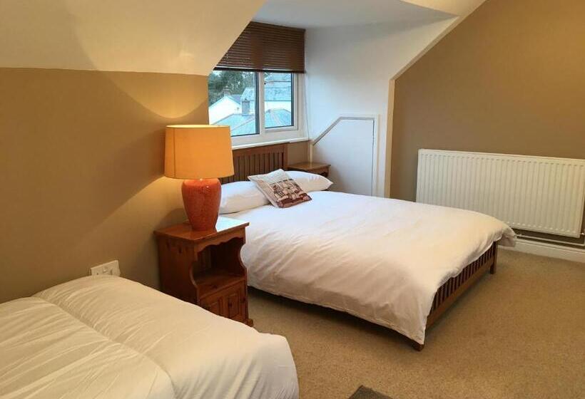 تختخواب و صبحانه Trethewey Guest House