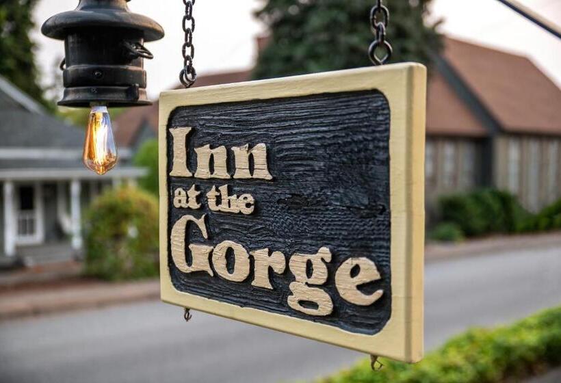 민박 Inn At The Gorge