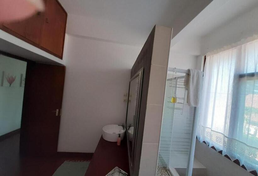 تختخواب و صبحانه Figtree Guesthouse