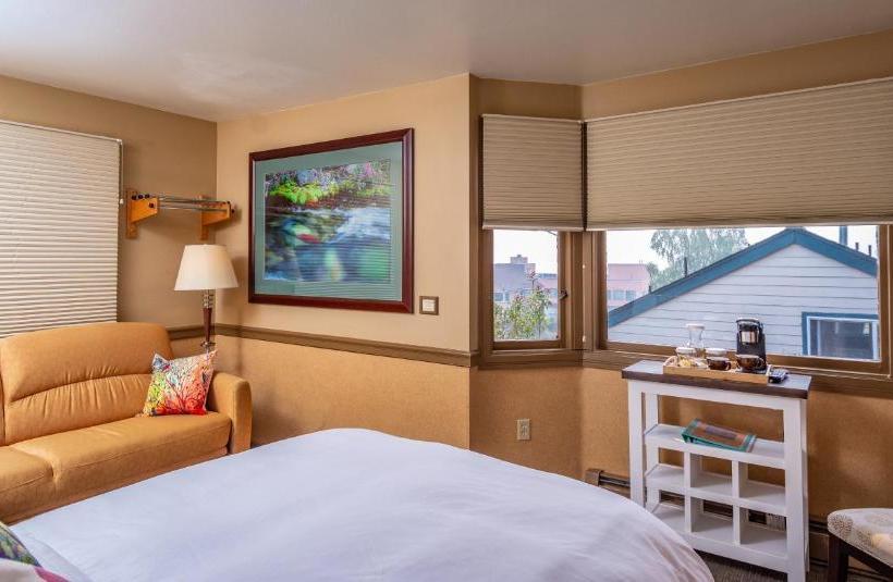 تختخواب و صبحانه Copper Whale Inn