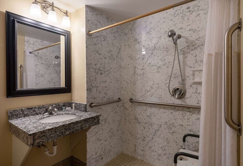 هتل Americinn By Wyndham Cedar Rapids North