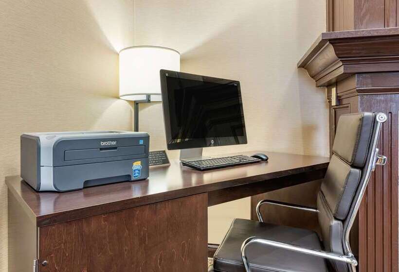 هتل Comfort Inn & Suites