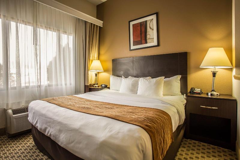 هتل Comfort Suites