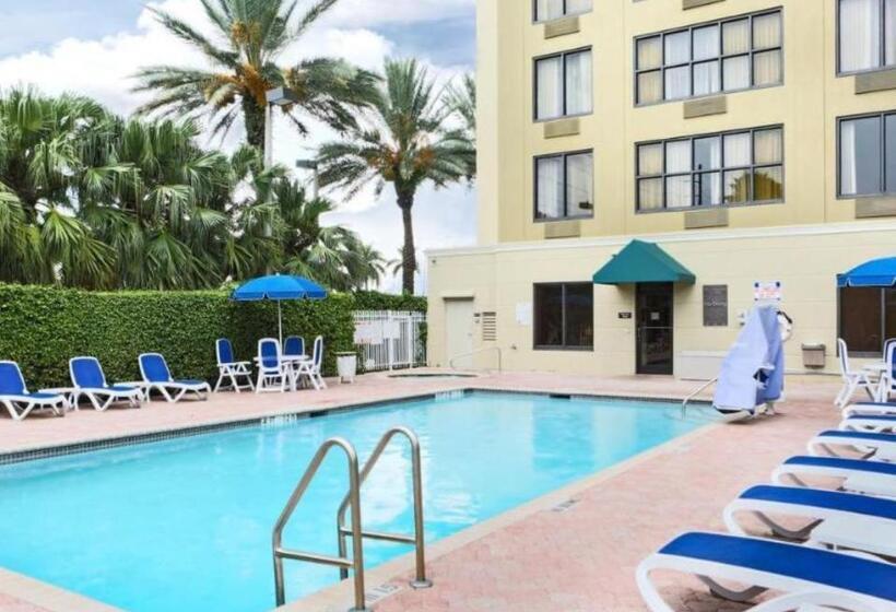 هتل Comfort Suites Miami  Kendall