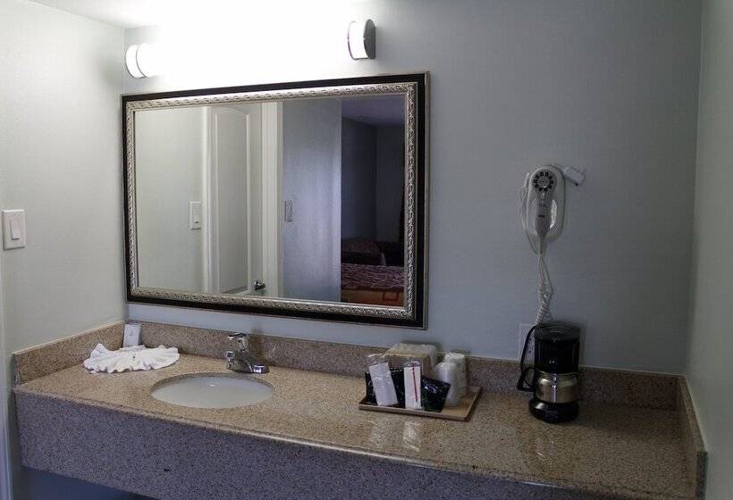 בית מלון כפרי Continental Inn And Suites