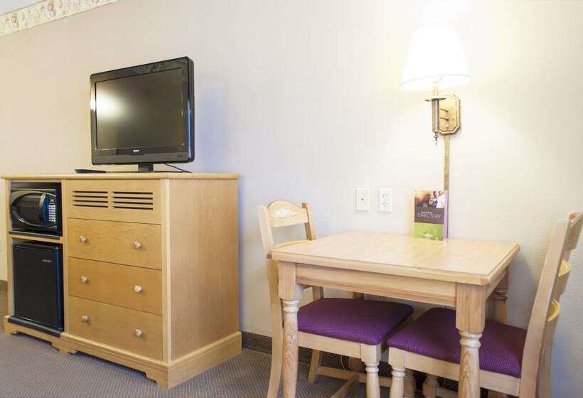 هتل Country Inn & Suites By Radisson, Cedar Falls, Ia