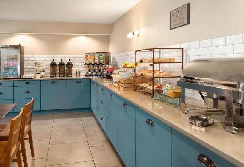 هتل Country Inn & Suites By Radisson, Chippewa Falls, Wi