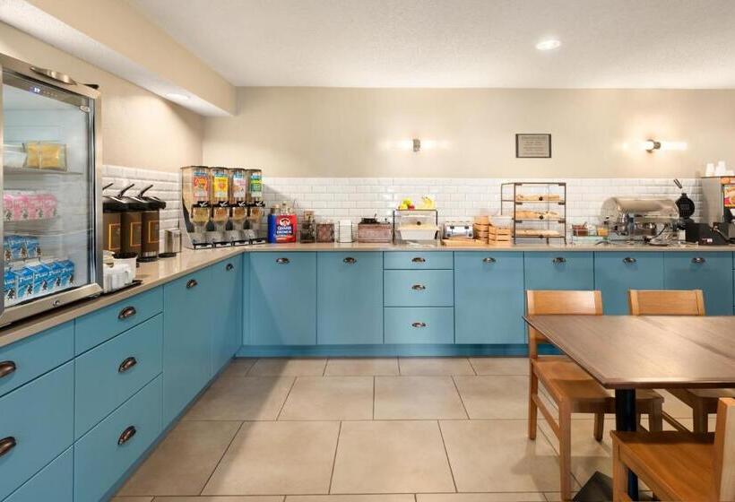 هتل Country Inn & Suites By Radisson, Chippewa Falls, Wi