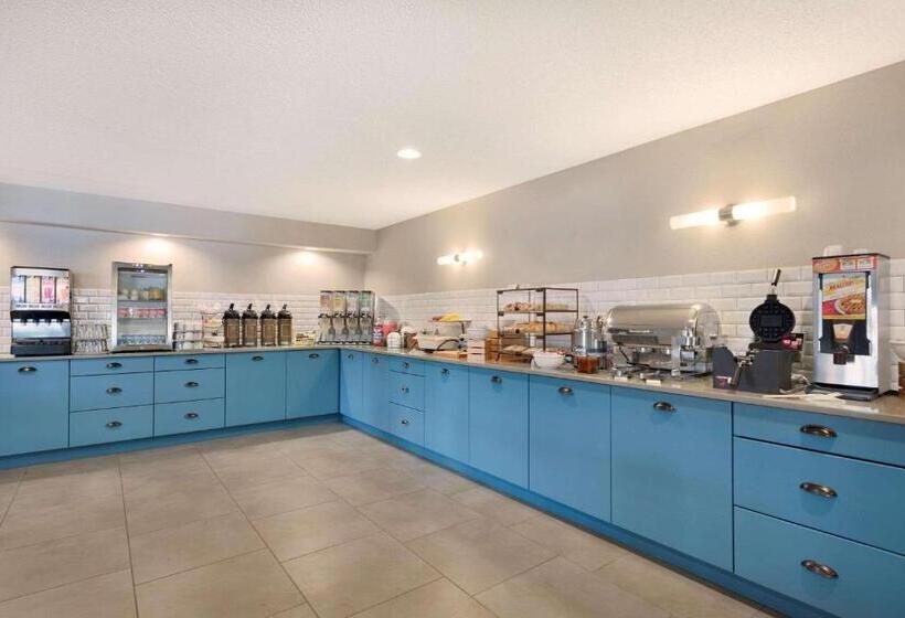 هتل Country Inn & Suites By Radisson, Chippewa Falls, Wi