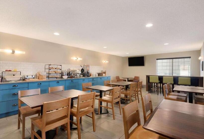هتل Country Inn & Suites By Radisson, Chippewa Falls, Wi
