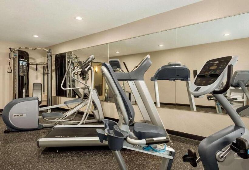 בית מלון כפרי Country Inn & Suites By Radisson, Decorah, Ia