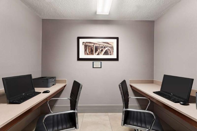 هتل Harmony Inn & Suites