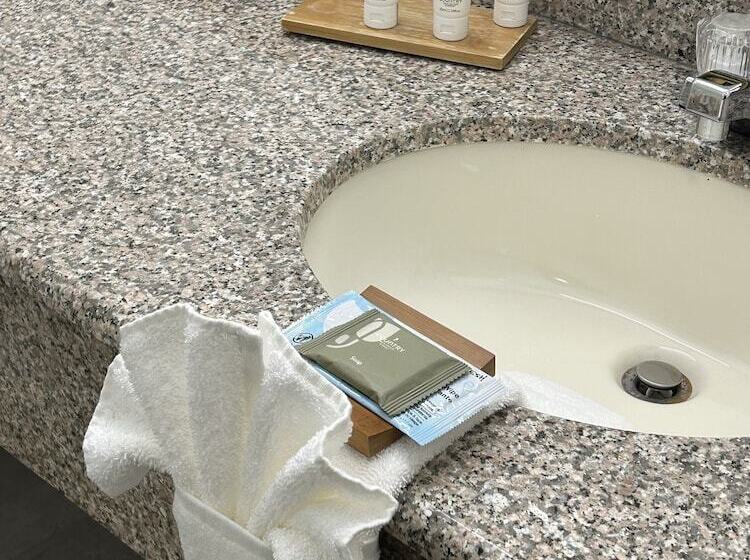 هتل Country Inn & Suites By Radisson, Grand Rapids Airport, Mi