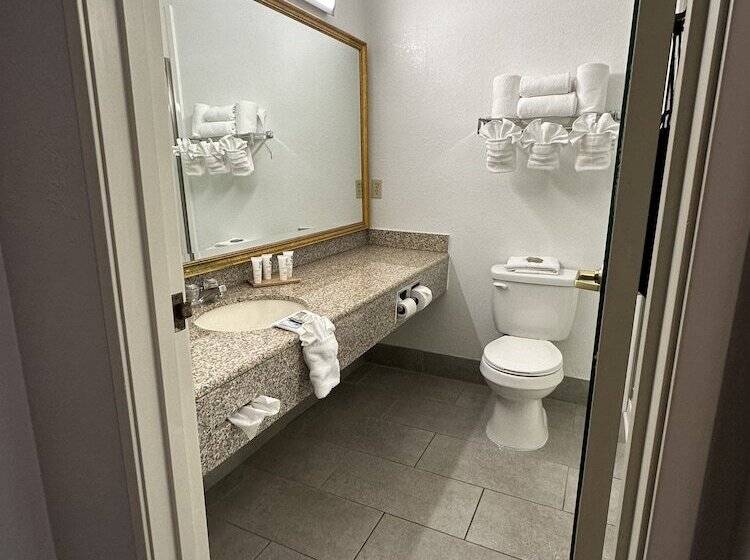 هتل Country Inn & Suites By Radisson, Grand Rapids Airport, Mi