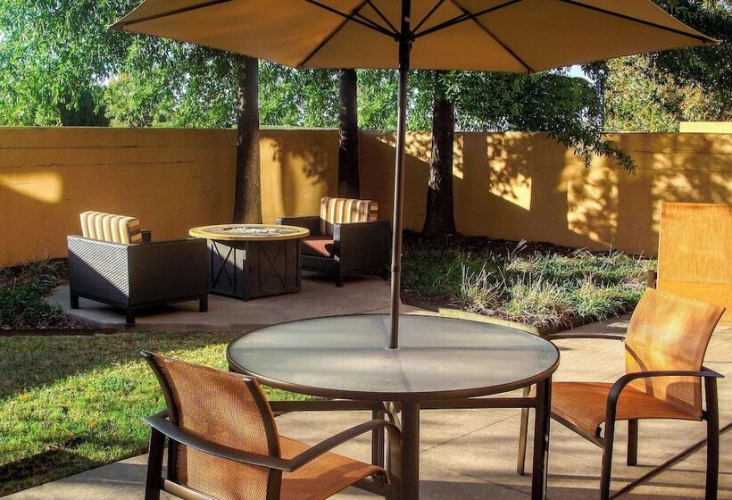 هتل Courtyard By Marriott Bentonville