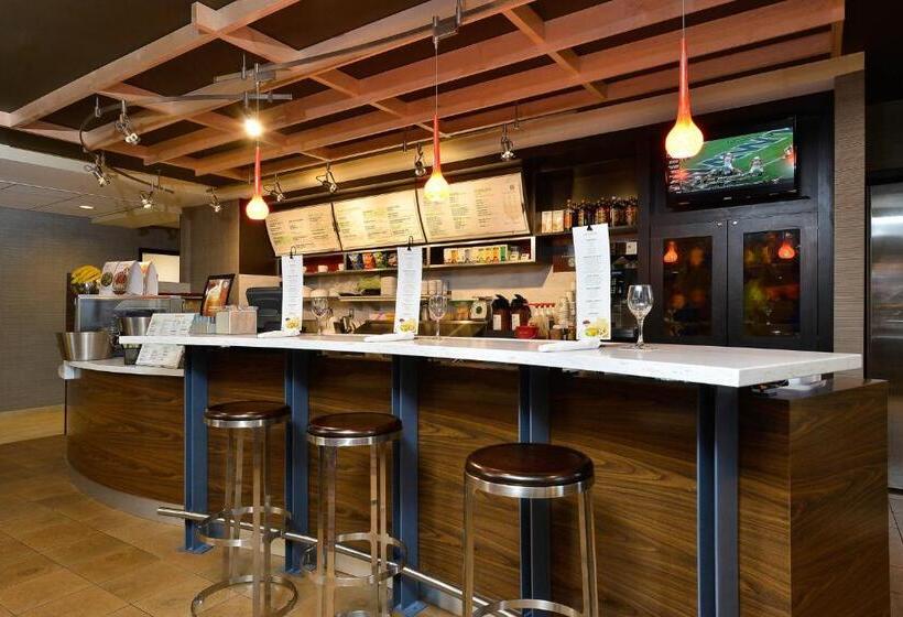هتل Courtyard By Marriott Bentonville