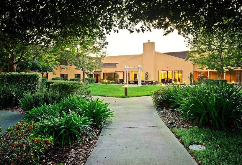 Отель Courtyard By Marriott Vacaville