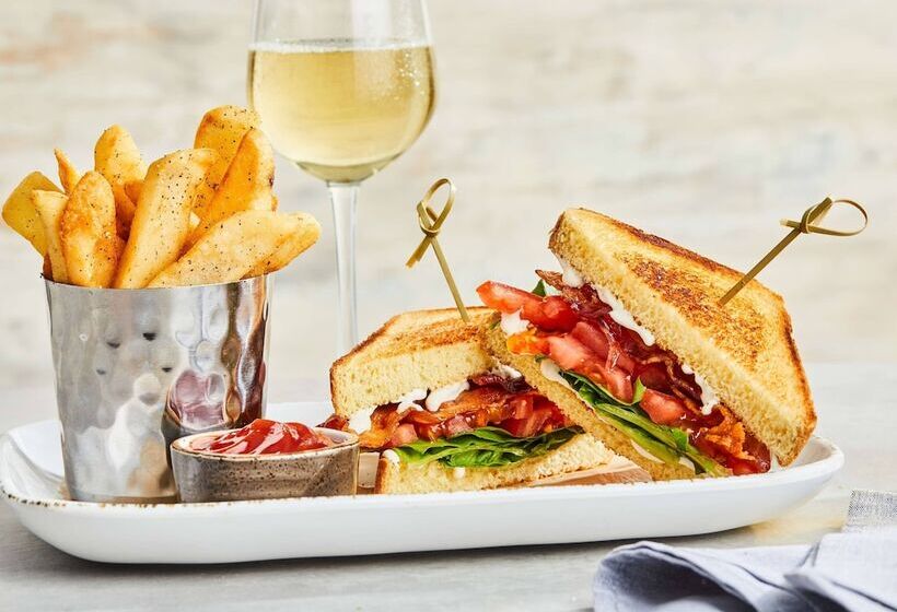 Отель Courtyard By Marriott Vacaville