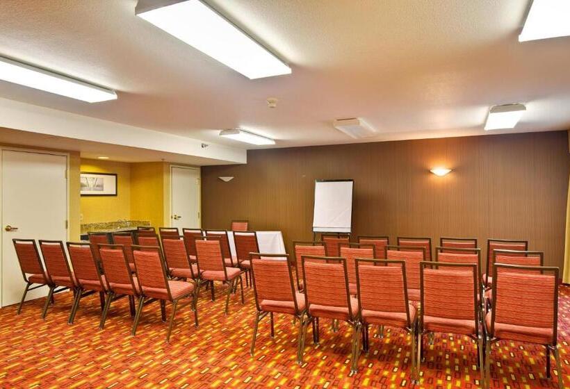 Отель Courtyard By Marriott Vacaville