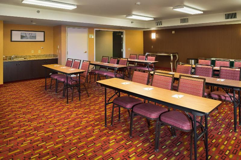 Отель Courtyard By Marriott Vacaville