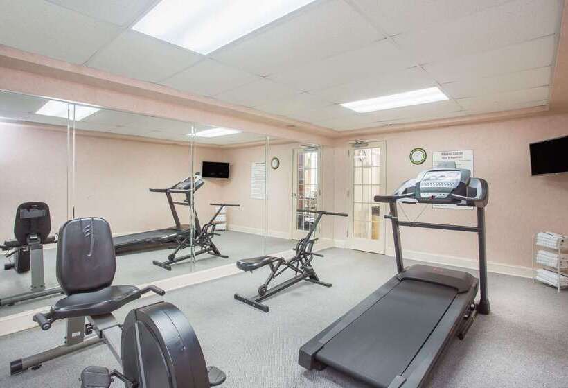 هتل Days Inn & Suites By Wyndham Columbia Airport