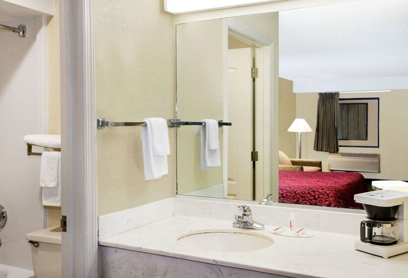 هتل Days Inn & Suites By Wyndham Columbia Airport