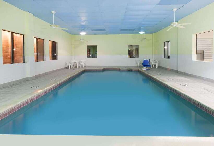 בית מלון כפרי Days Inn & Suites By Wyndham Webster Nasaclearlakehouston